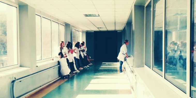Un groupe hospitalier français déconnecte Internet après que des pirates ont volé des données 1 Hospital workers waiting around