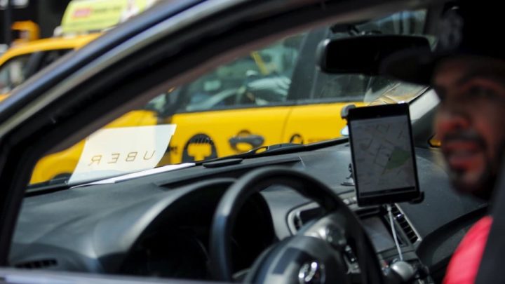 Illustration d'un chauffeur Uber, entreprise aujourd'hui accusée par plus de 500 femmes d'agressions sexuelles et de kidnapping