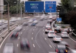 Pouvez-vous doubler par la droite si un autre véhicule roule à une vitesse inférieure ?