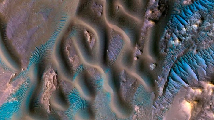 Une sonde de la NASA capture une image étonnante des dunes de Mars 2 Image des dunes de Mars L'orbiteur de la NASA envoyé sur Mars capturé par le Mars Reconnaissance Orbiter