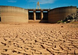 Imagem de uma barragem de Portugal em seca extrema, sem qualquer água