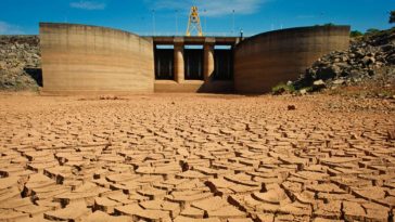Imagem de uma barragem de Portugal em seca extrema, sem qualquer água