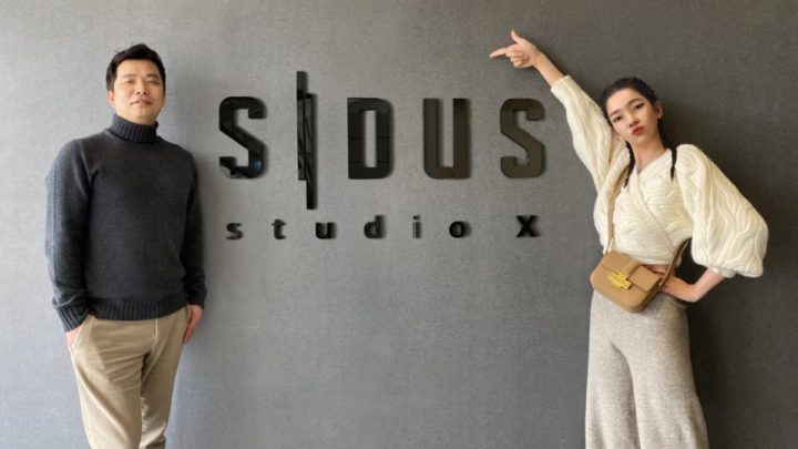 Rozy (à droite) et Baek Seung-yeop, PDG de Sidus Studio X