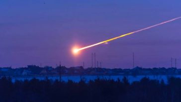 Imagem de lixo espacial a cair na Terra