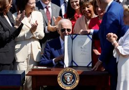 États-Unis : Biden signe un projet de loi pour augmenter la production de puces et concurrencer la Chine