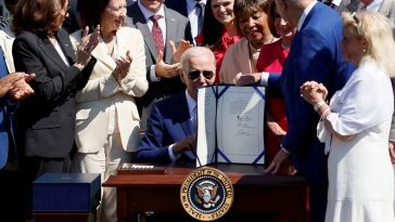 États-Unis : Biden signe un projet de loi pour augmenter la production de puces et concurrencer la Chine