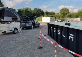 Piscina numa estação de carregamento da Tesla, na Alemanha