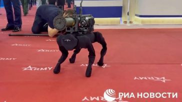 M-81 : la Russie montre un chien robot équipé d'une arme de guerre