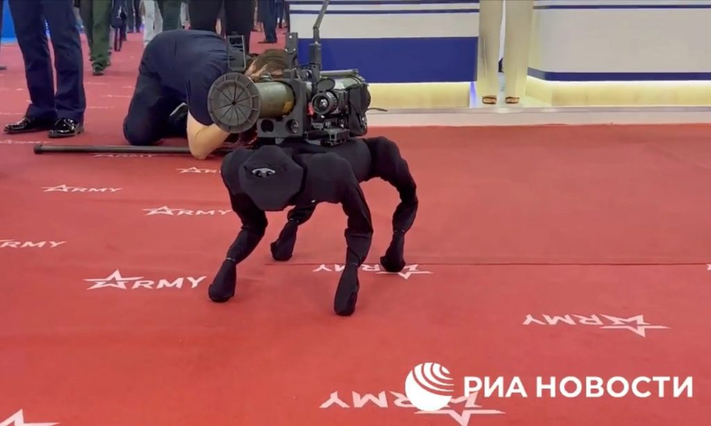 M-81 : la Russie montre un chien robot équipé d'une arme de guerre