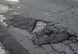 Un nid-de-poule sur la route a endommagé votre véhicule ?  Découvrez quoi faire…