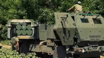 L'armée russe trompée avec de faux Himars en bois