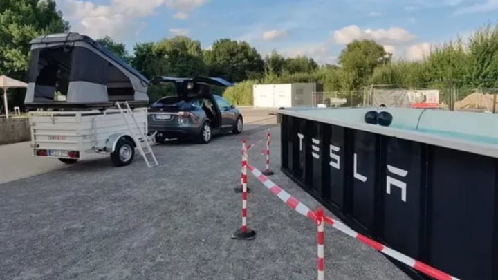 Piscine à une borne de recharge Tesla en Allemagne