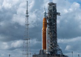 Imagem do foguetão SLS da NASA da Missão Artemis 1