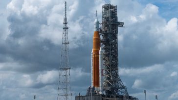 Imagem do foguetão SLS da NASA da Missão Artemis 1