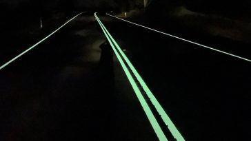 L'Australie teste des bandes lumineuses pour éclairer les routes sombres