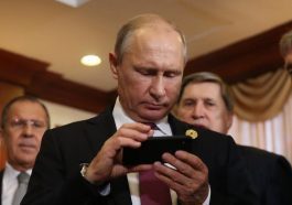Vladimir Putin com iPhone