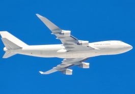 Ilustração avião pintado com tinta branca para refrescar o equipamento