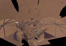 Imagem dos painéis solares da InSight cobertos de poeira de Marte