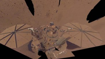 Imagem dos painéis solares da InSight cobertos de poeira de Marte