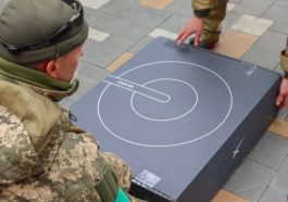 Imagem de um terminal Starlink de Elon Musk entregue à Ucrânia para combater a Rússia