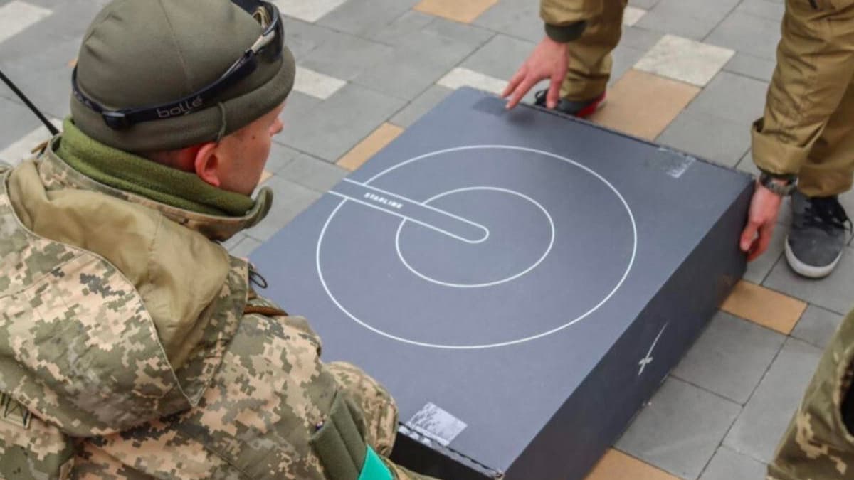 Imagem de um terminal Starlink de Elon Musk entregue à Ucrânia para combater a Rússia