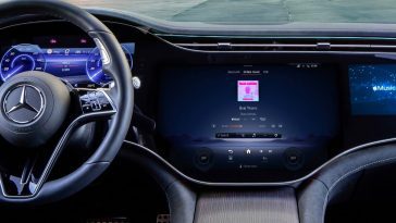 Ilustração de um carro Mercedes com Spatial Audio da Apple