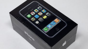 O primeiro iPhone da Apple foi vendido em leilão por mais de 39 mil dólares