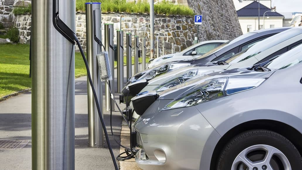 Le Parlement européen approuve des bornes de recharge tous les 60 km