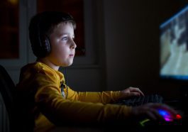 Criança a jogar videojogo