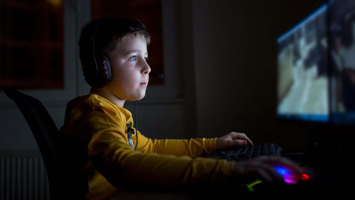 Criança a jogar videojogo