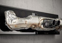 Porsche Design lance une barre de son qui ressemble à un pot d'échappement