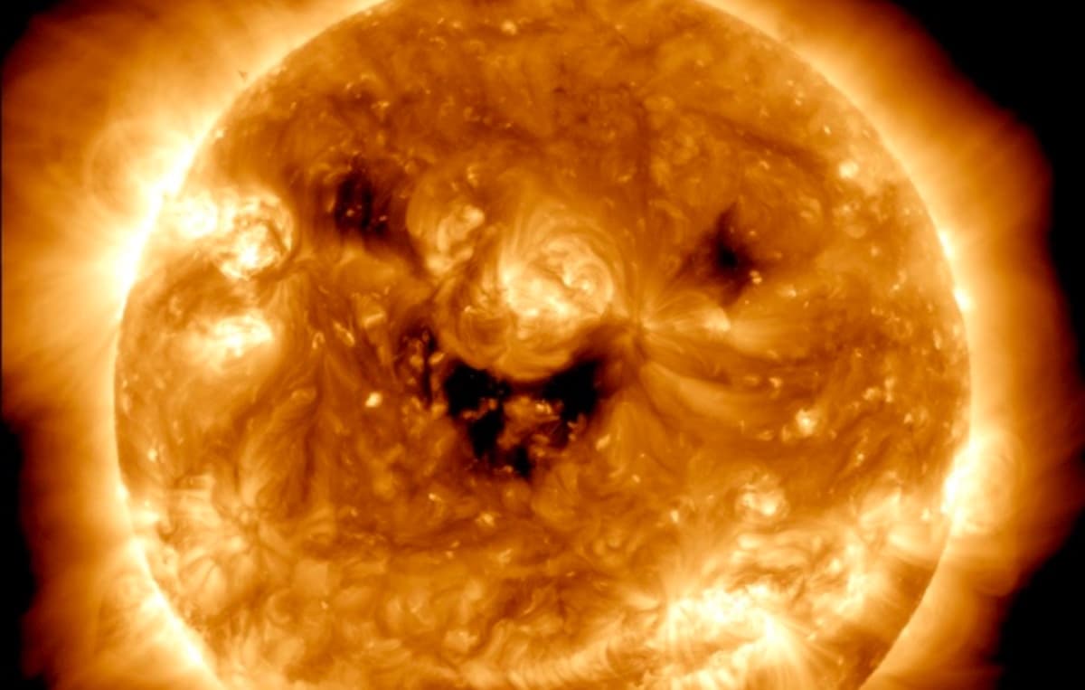 Imagem do Sol a sorrir, captado pela NASA
