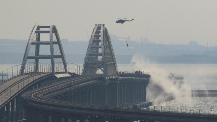 Guerre : Traversée du pont reliant la Crimée à la Russie