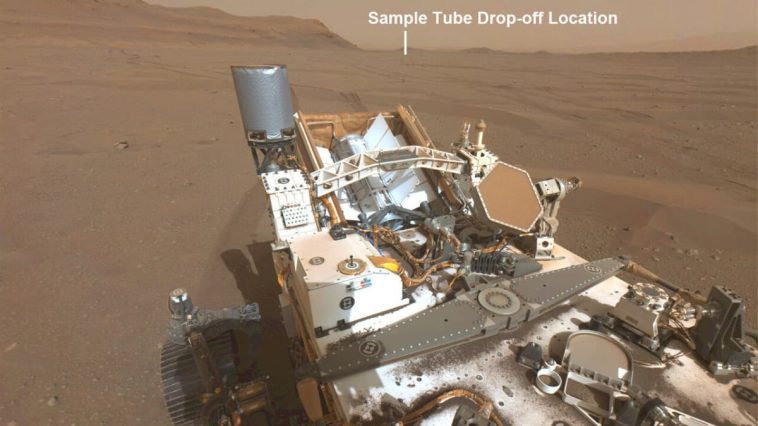 Imagem do rover Perseverance em Marte a recolher amostras