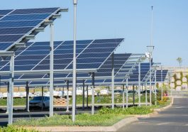 França: Parques de estacionamento terão que ser cobertos por painéis solares
