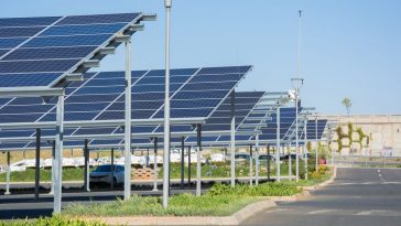 França: Parques de estacionamento terão que ser cobertos por painéis solares