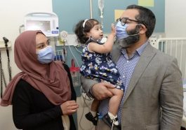 Début! Les médecins traitent une maladie génétique mortelle avant la naissance 84 Ayla Bashir, a bebé tratada para uma doença genética fatal rara, e os pais, Zahid Bashir e Sobia Qureshi