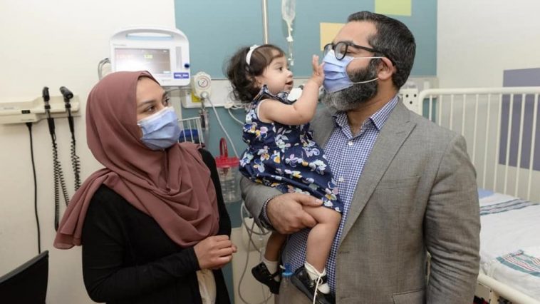 Ayla Bashir, a bebé tratada para uma doença genética fatal rara, e os pais, Zahid Bashir e Sobia Qureshi