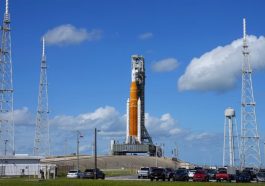 NASA : la fusée lunaire a résisté à l'ouragan et est prête pour le premier vol d'essai 54 Imagem do SLS da NASA pronto na plataforma para voar até à orbita lunar