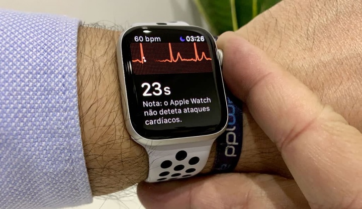 Image Apple Watch prenant un ECG avec une sonde