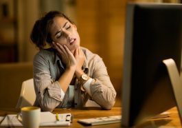 Trabalho ao computador: 5 exercícios para aliviar o desconforto