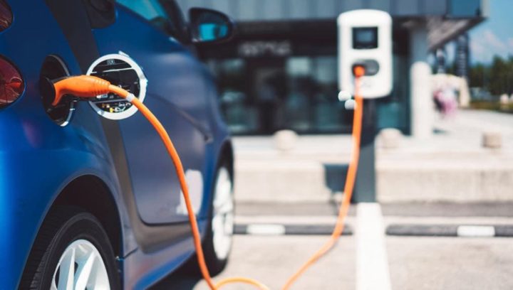 Les véhicules électriques doivent-ils vraiment avoir un "couplet bleu" ?