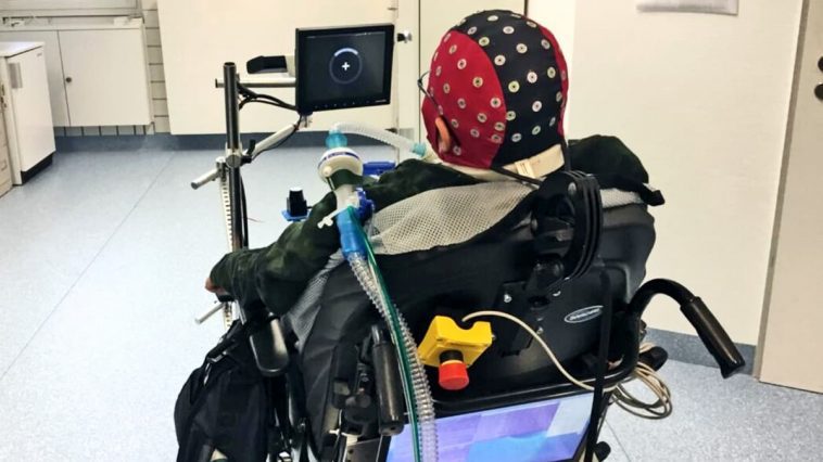 Imagem de tetraplégico a controlar a cadeira de rodas com a mente