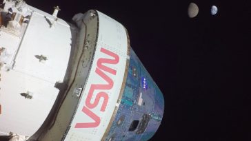 Imagem da cápsula Orion da NADA na missão Artemis 1 a olhar para a Lua e para a Terra mais longe que nunca