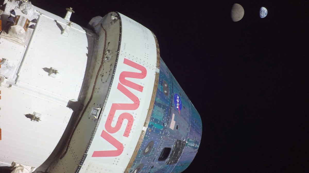Imagem da cápsula Orion da NADA na missão Artemis 1 a olhar para a Lua e para a Terra mais longe que nunca