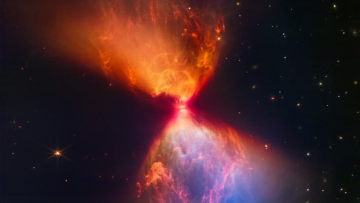 JWST capture un superbe sablier de lumière autour de la naissance des étoiles 2 JWST capture un superbe sablier de lumiere autour de la