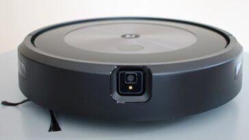 Ilustração de aspirador robô iRobot que fotografou mulher no WC