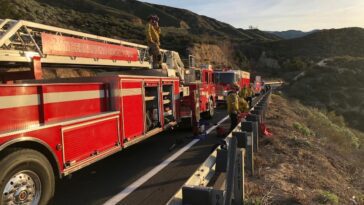 Imagem bombeiros resgatam mulher ferida localizada graças aos sistema de localização da Apple Encontrar