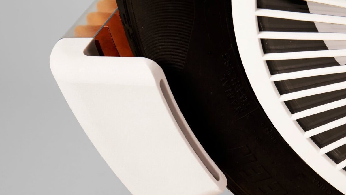 Dispositivo desenvolvido pela startup The Tyre Collective que, instalado na roda, recolhe as pequenas partículas em placas de cobre carregadas com eletrostática