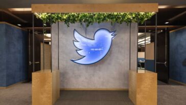 O Twitter foi a leilão: estátua do pássaro azul rendeu 100 mil dólares